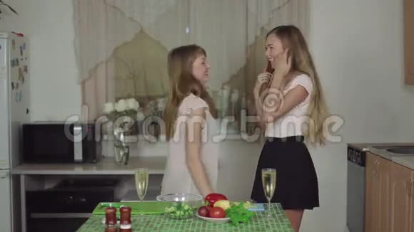 女人在厨房和谈话喝香槟微笑跳舞快速50英尺健康食品视频的预览图