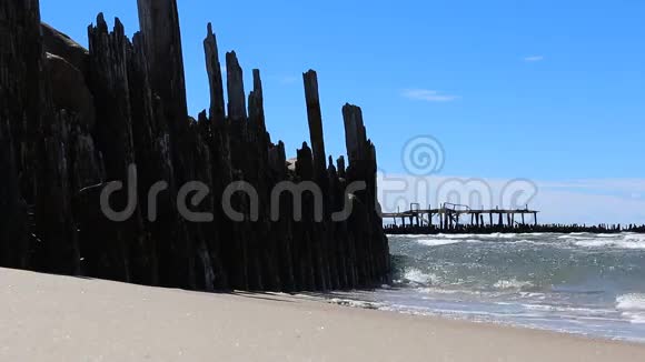 旧码头遗址沙滩大海和蓝天视频的预览图