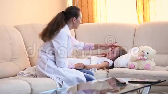 医生检查一个孩子视频的预览图