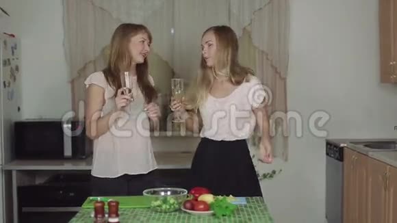 女人在厨房和谈话喝香槟微笑跳舞快速50英尺健康食品视频的预览图