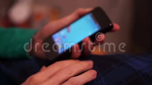 智能手机女人看着他的手机用智能手机屏幕视频的预览图