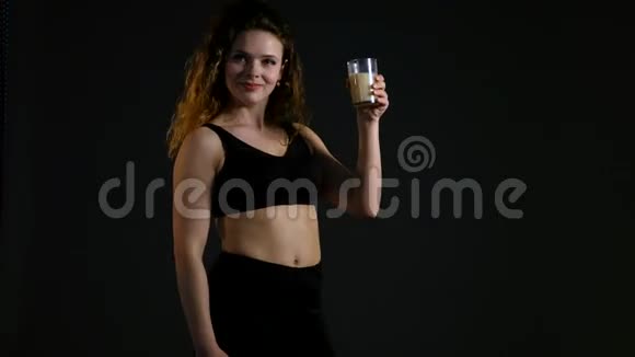 一位健康的西班牙裔妇女在健身后用香蕉冰沙蛋白奶昔的肖像视频的预览图