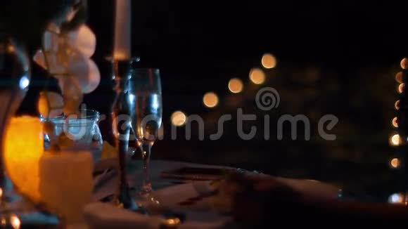 在晚上的烛光下一个男人在约会时吃甜点视频的预览图