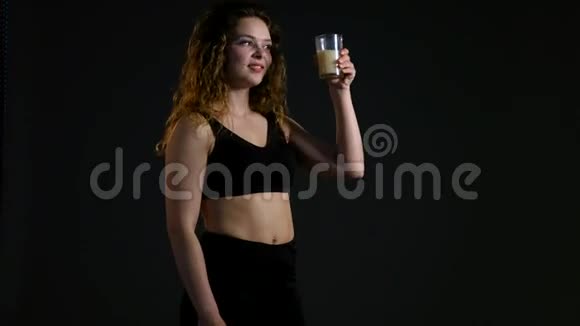 一位健康的西班牙裔妇女在健身后用香蕉冰沙蛋白奶昔的肖像视频的预览图