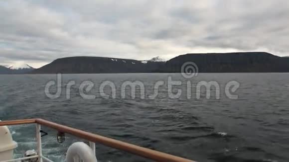 船背在北冰洋的水中在斯瓦尔巴山的背景下视频的预览图