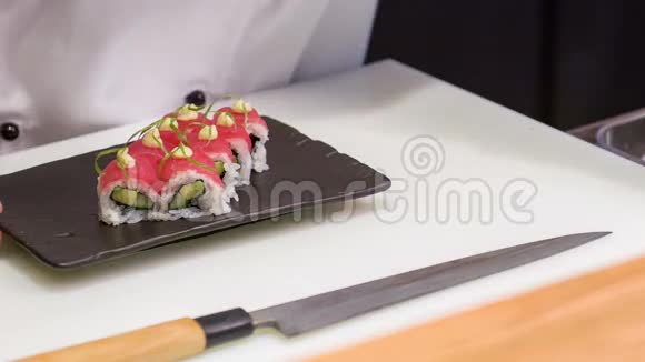 亚洲厨师给寿司卷最后一抹视频的预览图