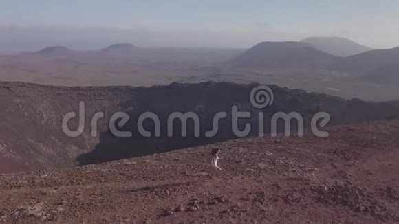 小女孩和她的狗在火山顶上视频的预览图