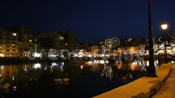 城镇灯光反射在水面上视频的预览图