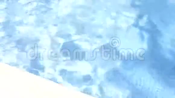 戴护目镜的年轻女孩游泳视频的预览图