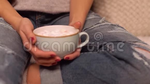 女人拿着棉花糖的可可杯视频的预览图