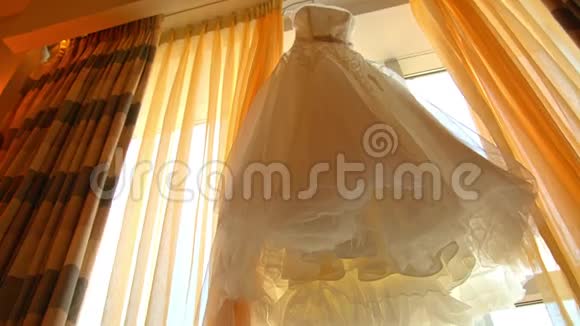 婚纱挂在窗户上视频的预览图