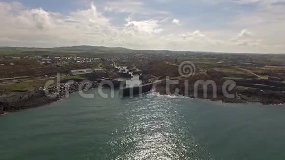 威尔士阿姆鲁奇美丽海岸鸟瞰图英国视频的预览图