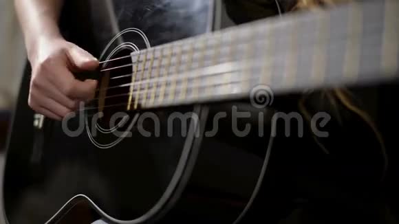 弹吉他的女人视频的预览图
