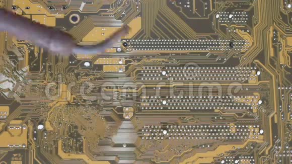 人烙铁焊接PC的主板视频的预览图
