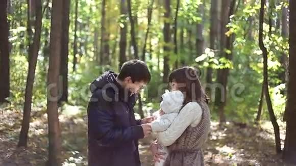 有孩子的家庭去秋季公园视频的预览图