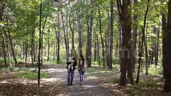 有孩子的家庭去秋季公园视频的预览图