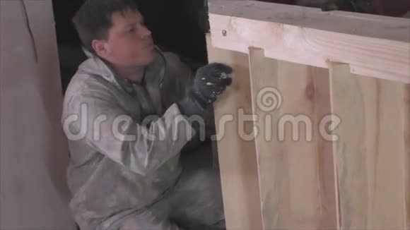 工作制造木制楼梯视频的预览图