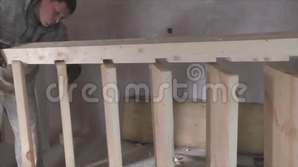 两个工人做木楼梯视频的预览图