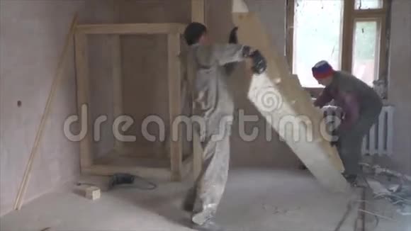 两名工人安装木楼梯视频的预览图