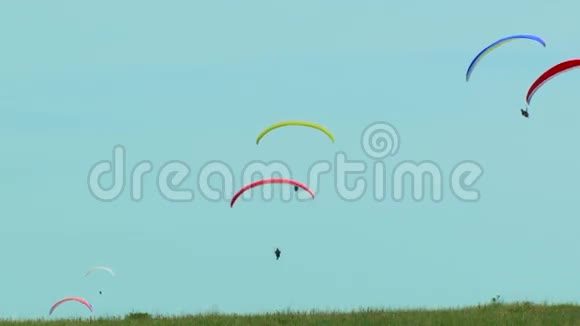 几只滑翔伞在蓝天飞翔视频的预览图