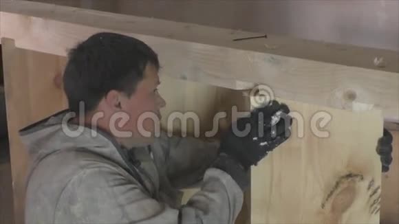 工作制造木制楼梯视频的预览图
