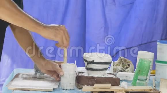 艺术家在模具中浇注液体树脂视频的预览图