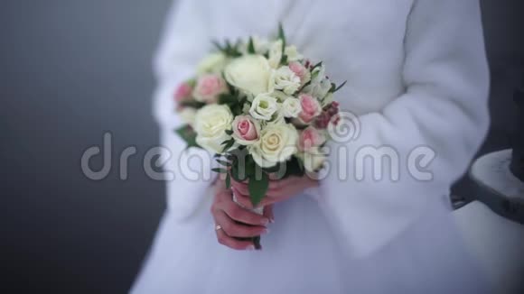 在户外手捧鲜花的新娘新娘在婚礼前很紧张新娘拿着香水不错的婚礼视频的预览图