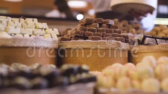 巧克力店提供手工糖果特写的货架视频的预览图