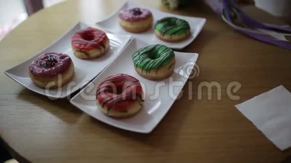 盘子里的甜甜圈和桌上的新娘花束视频的预览图