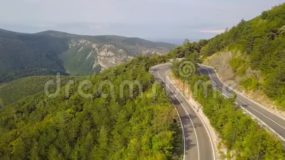 蛇形公路的鸟瞰和美丽的山景视频的预览图