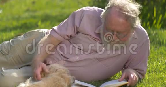 祖父退休老年成年老年男性60岁退休带狗视频的预览图