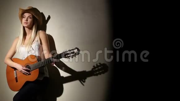 可爱的女孩用明亮的吉他弹奏视频的预览图