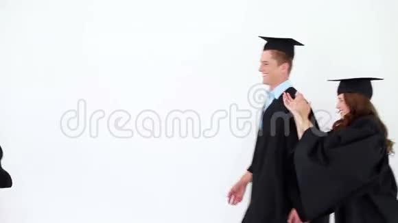 开朗毕业的同学互相拥抱视频的预览图