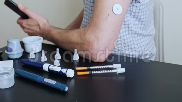 男人的手把测量血液中葡萄糖的智能手机拿到手视频的预览图