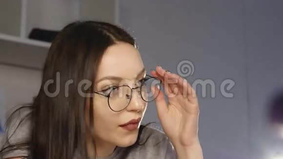 戴眼镜的漂亮女孩用铅笔画肖像视频的预览图