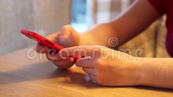 女人在咖啡馆里用智能手机发短信视频的预览图