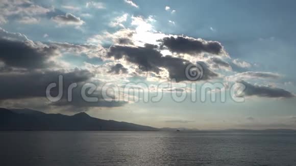 蓝色云海洋日落是一个华丽的股票视频显示黄金日落的镜头视频的预览图