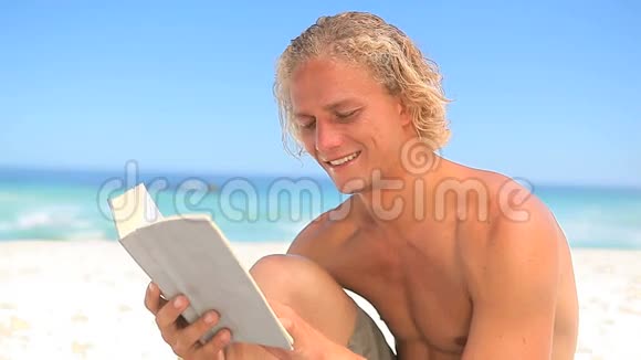 金发男人在读一本有趣的小说视频的预览图