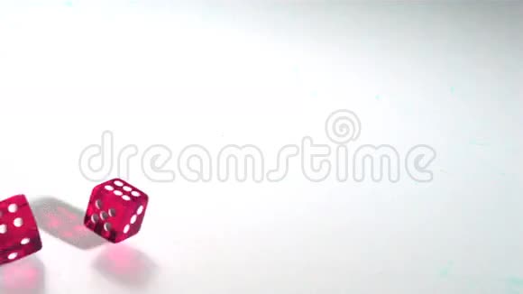 粉红色骰子在白色表面滚动视频的预览图