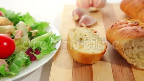 沙拉配鸡肉和大蒜面包视频的预览图