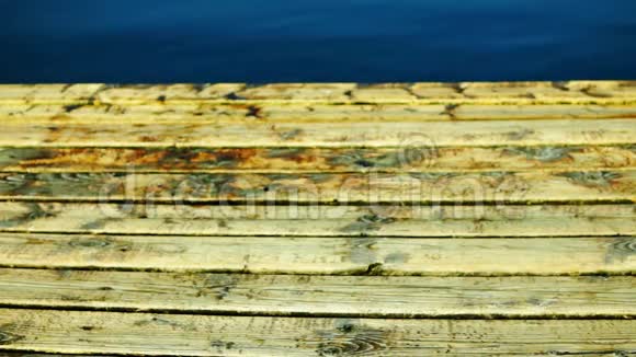 木制码头和靛蓝水倾斜假日景观视频的预览图
