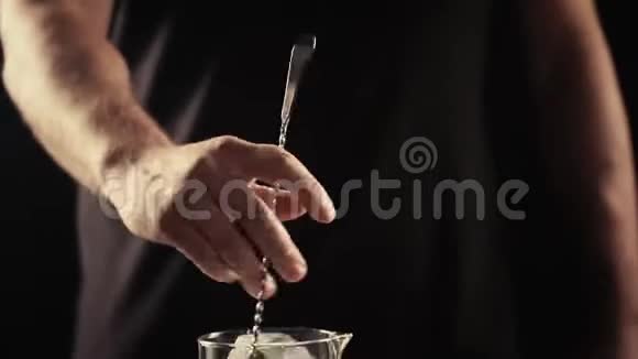 酒精鸡尾酒制剂视频的预览图