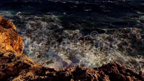 色彩斑斓的悬崖线深蓝的海洋和海浪视频的预览图