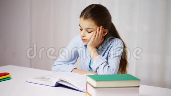 无聊的女学生在家看书或课本视频的预览图