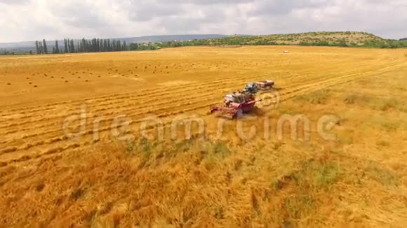 农业拖拉机和小麦联合收割机视频的预览图