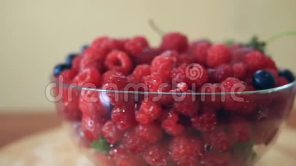 用蓝莓覆盆子和草莓调味视频的预览图