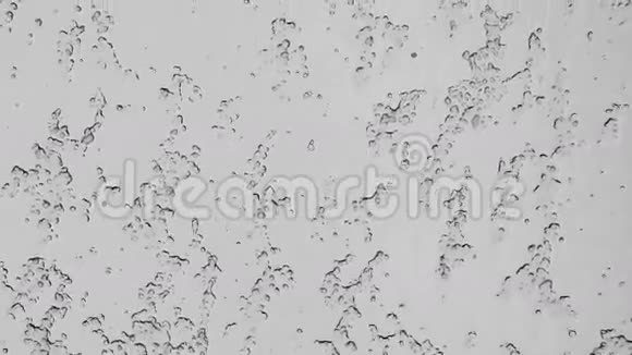 玻璃窗上湿雪的抽象背景视频的预览图