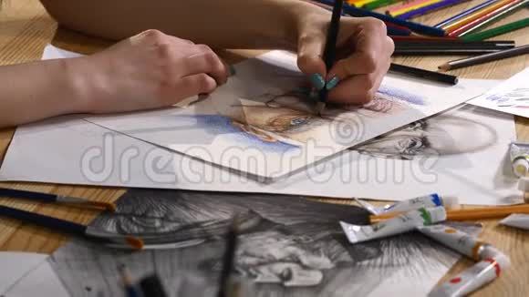 戴眼镜的漂亮女孩用铅笔画肖像视频的预览图