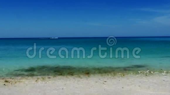 4K美丽的蓝色海滩上的喷气滑雪十字架视频的预览图