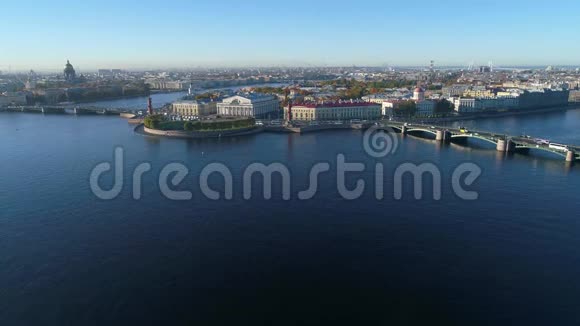 瓦西里耶夫斯基岛的箭景阳光明媚的早晨圣彼得堡视频的预览图
